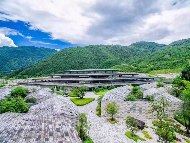 腾冲石头记 七星级纯别墅的清凉梦境与温泉时光